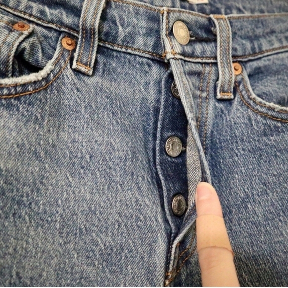 Revolve Levi's Wedgie Icon Fit Button Fly Cropped Jeans Size 28 These Dreams - Picture 3 of 10
